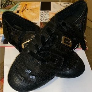 👟✨GUESS Black Sequin GUESS Logo Sneakers!✨